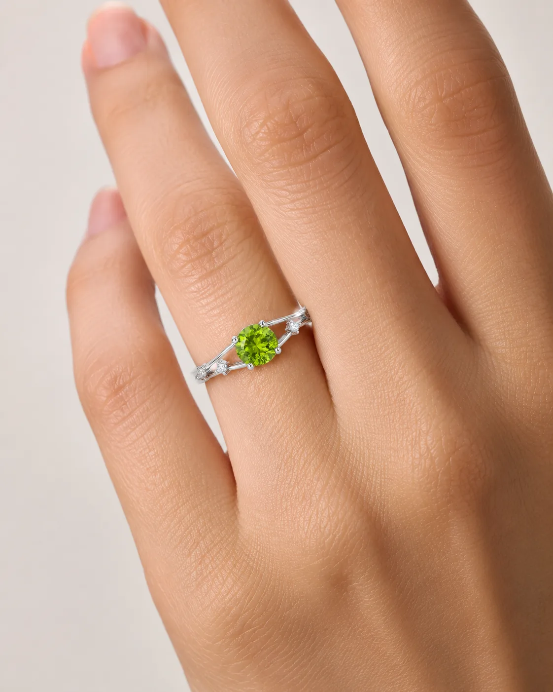 Silver-colored round emerald and diamond ring 2